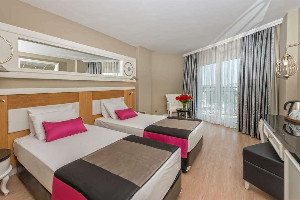Ein Foto Serenis Hotel