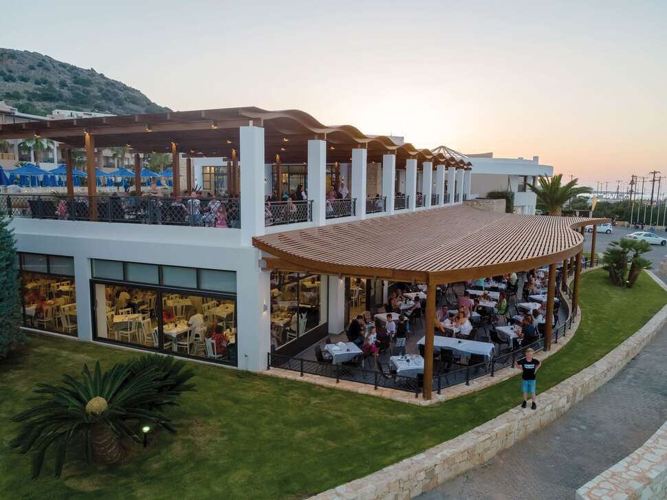 Een foto van het terras bij Grand Hotel Holiday Resort