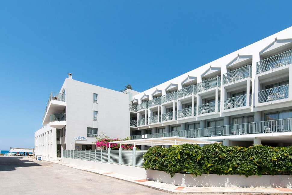 Een foto van de buitenkant van Alia Beach Hotel