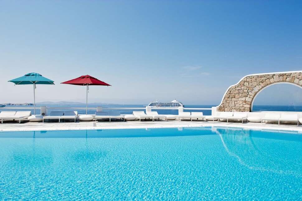 Een foto van het zwembad bij Kouros Hotel & Suites