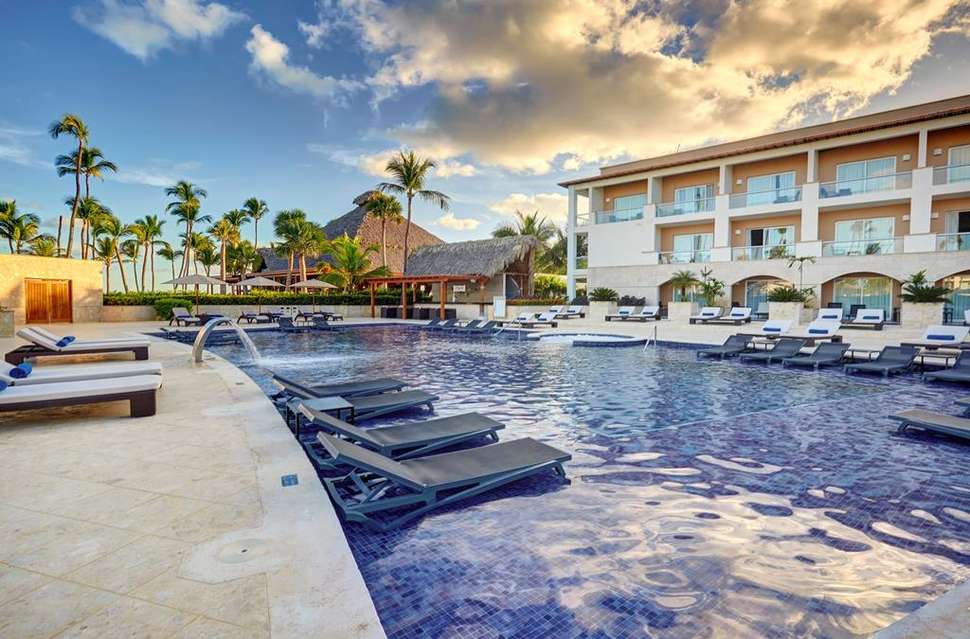 Een foto van het zwembad bij Royalton Punta Cana
