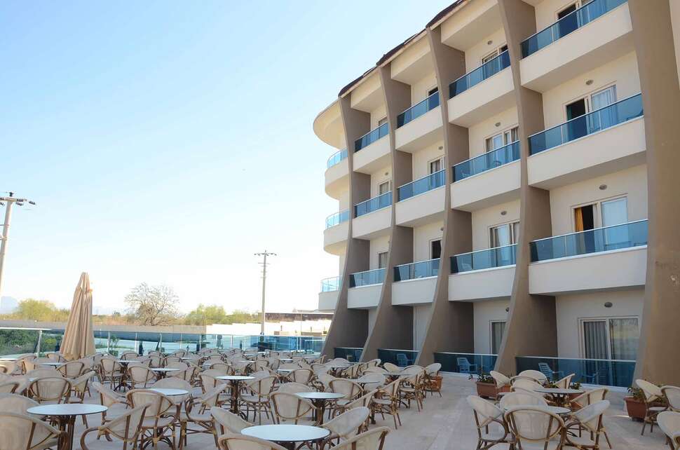 Een foto van het terras bij Ramada Resort By Wyndham Side