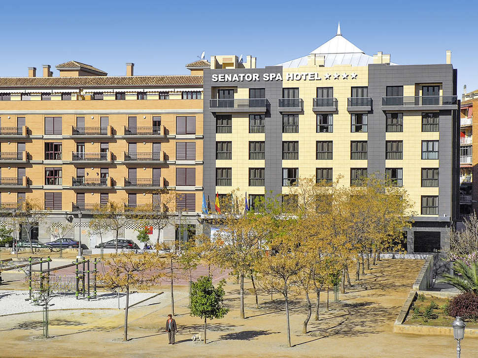 Een foto van de buitenkant van Senator Granada Spa Hotel