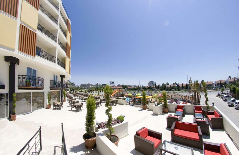 Een foto van het terras bij Arabella World Hotel