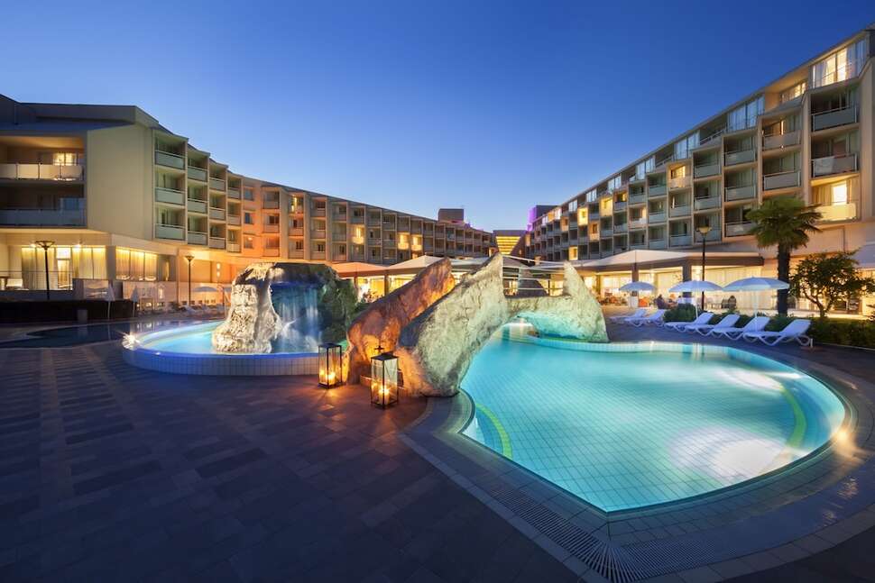 Ein Foto vom Pool im Aminess Vival Maestral Hotel