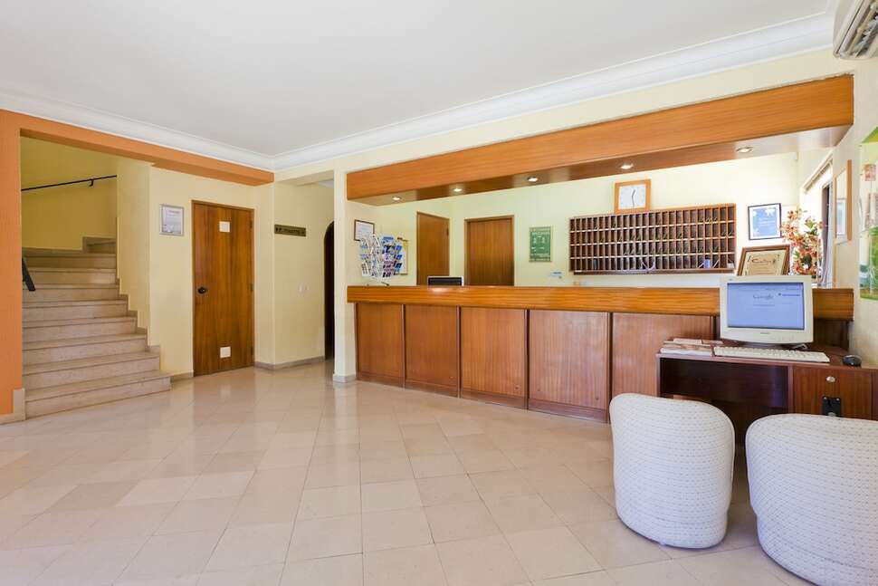 Een foto van het interieur van Colina Village