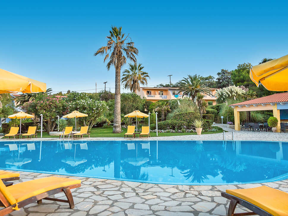 Ein Foto vom Pool im Hotel Ibiscus Corfu
