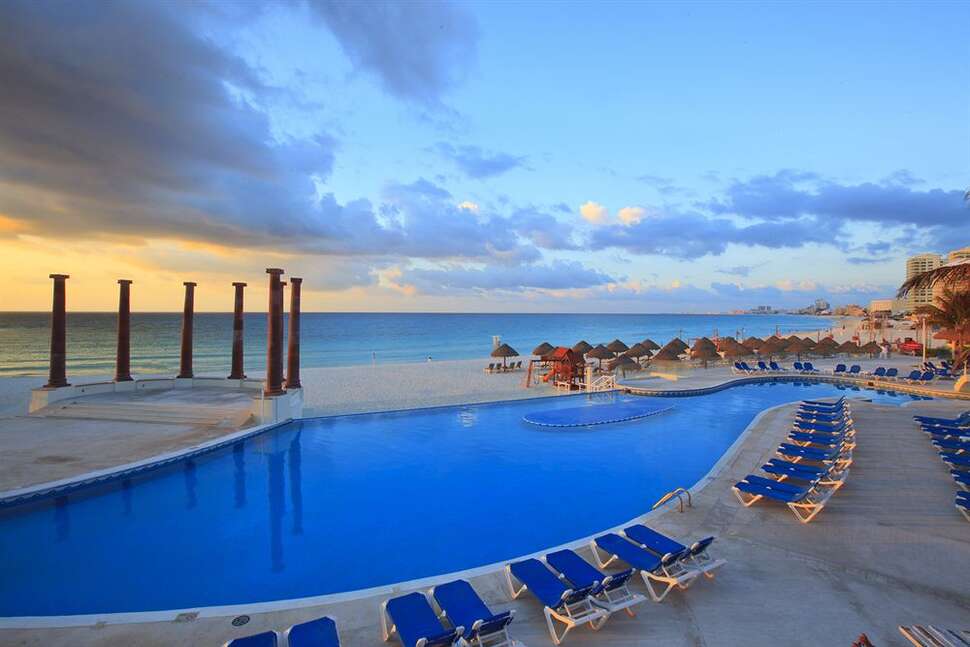 Een foto van het zwembad bij Krystal Cancun