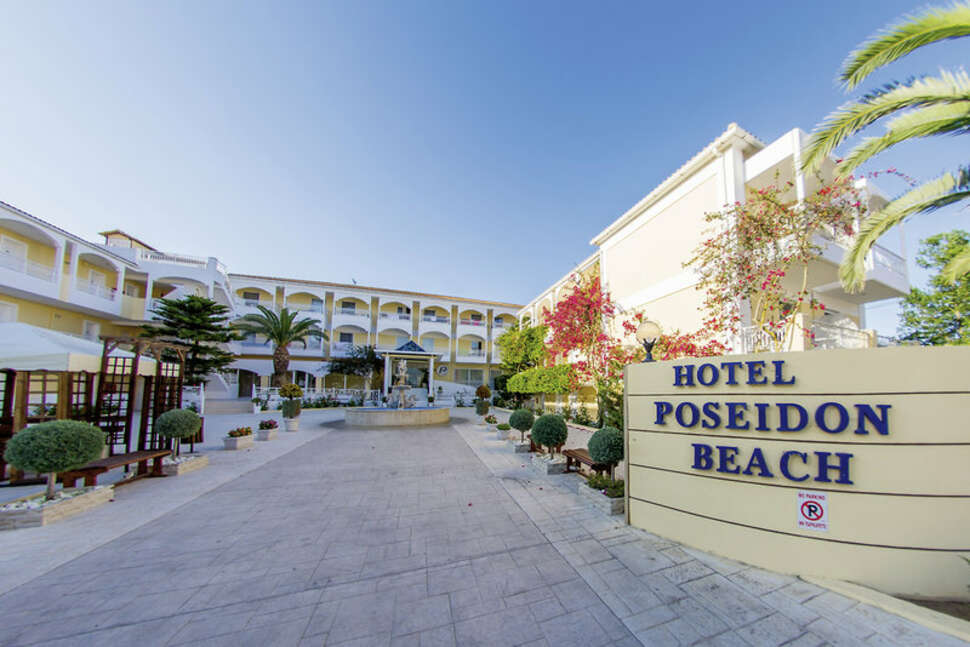 Een foto van de buitenkant van Poseidon Beach Hotel