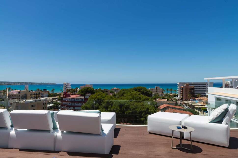 Een foto van het terras bij Allsun Hotel Cristobal Colon