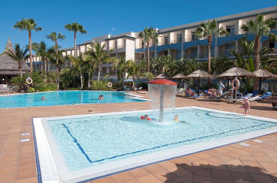 Een foto van het zwembad bij IFA Altamarena Hotel
