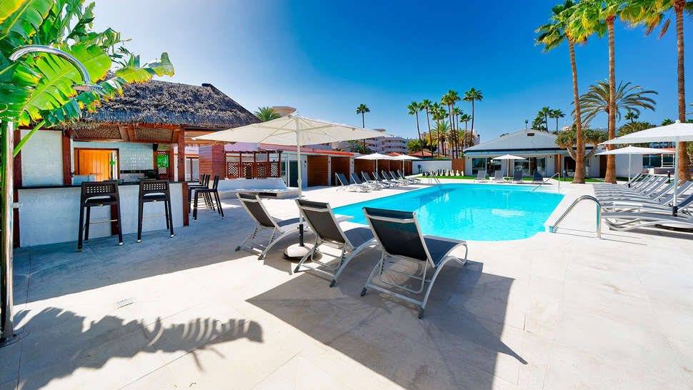 Een foto van het zwembad bij Sanom Beach Resort
