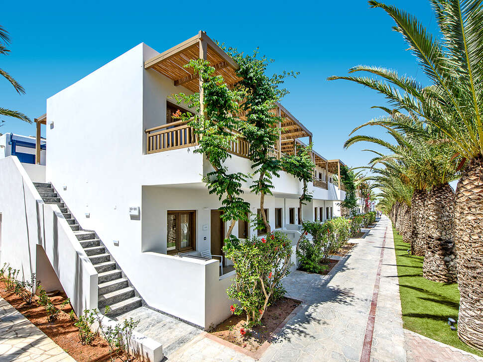 Ein Foto von der Außenansicht des Stella Village Seaside Hotel