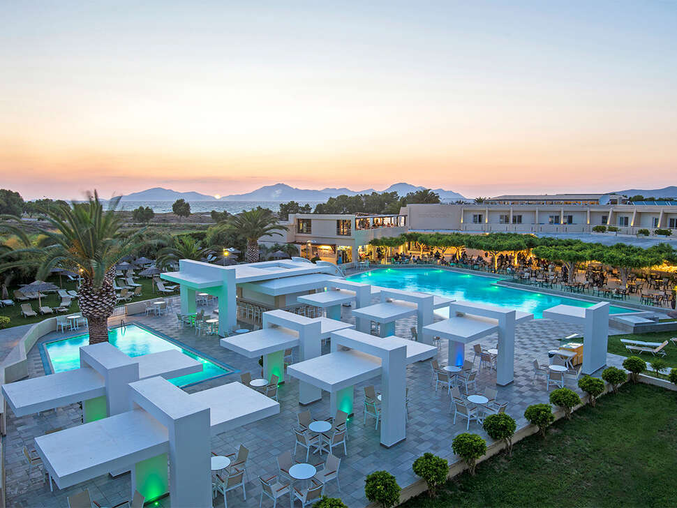 Een foto van het zwembad bij Hotel Sandy Beach