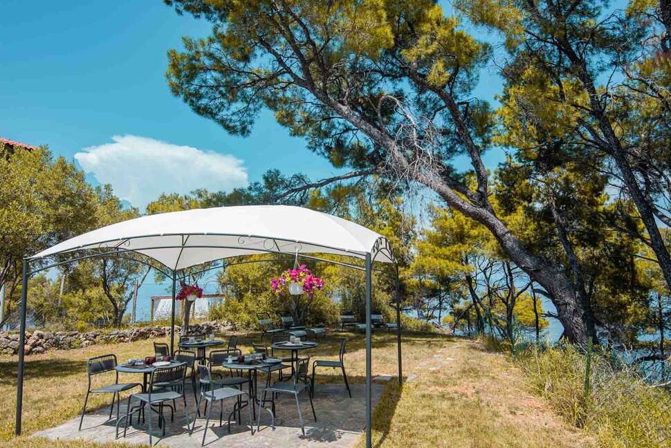 Een foto van het terras bij Pefkon Boutique Hotel