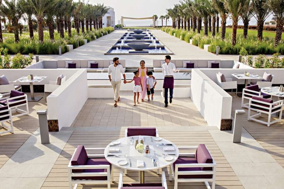 Een foto van het terras bij InterContinental Fujairah Resort