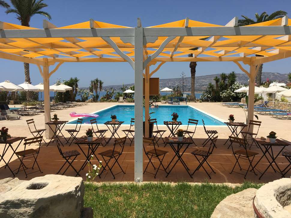 Een foto van het terras bij Vrachia Beach Hotel & Suites