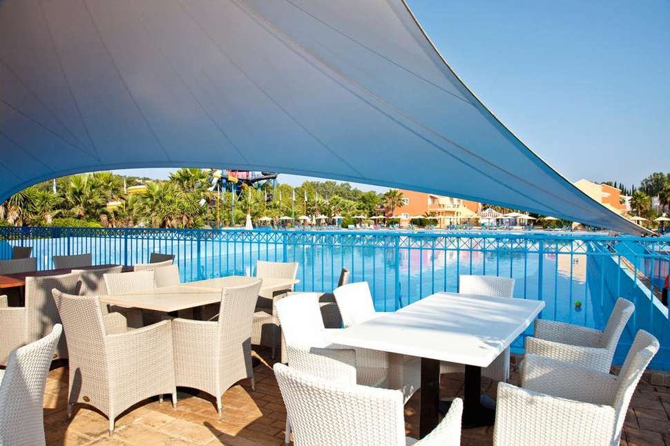 Een foto van het terras bij Aqualand Resort