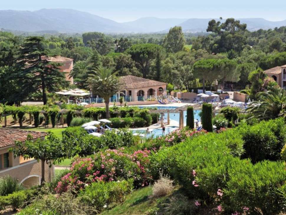 Een foto van de buitenkant van Pierre & Vacances Residence Les Parcs de Grimaud