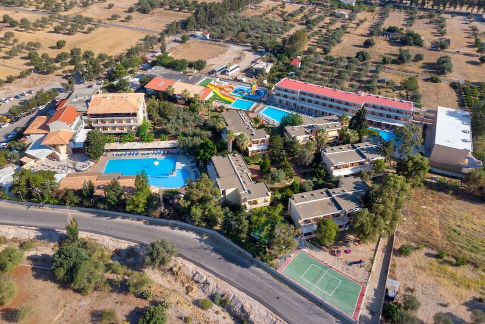Een foto van het zwembad bij Golden Odyssey