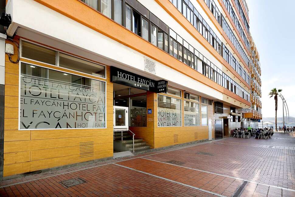 Een foto van de buitenkant van Hotel Faycan