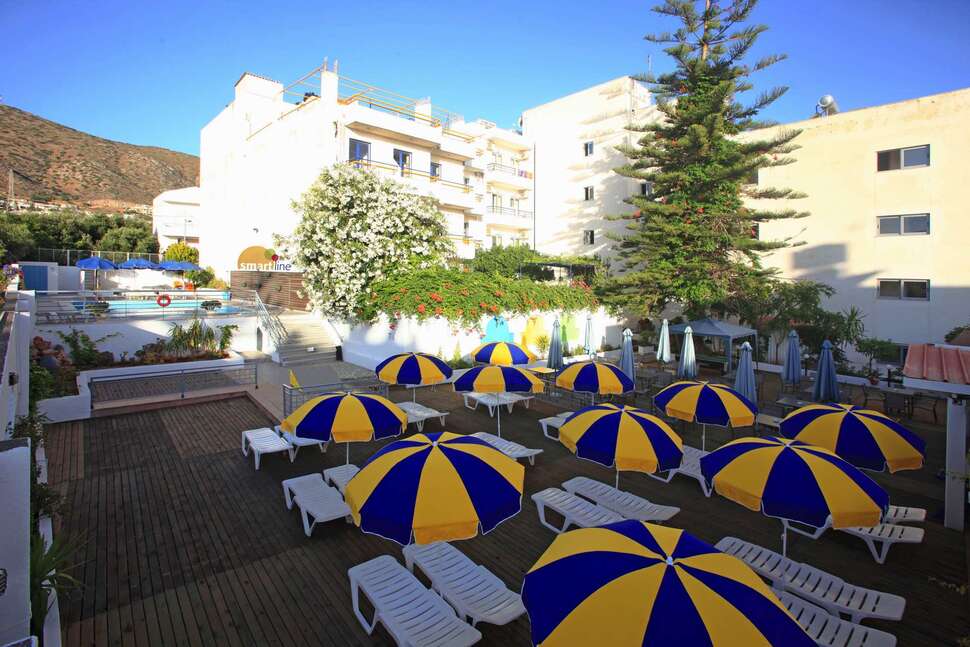 Een foto van het terras bij Sergios Hotel