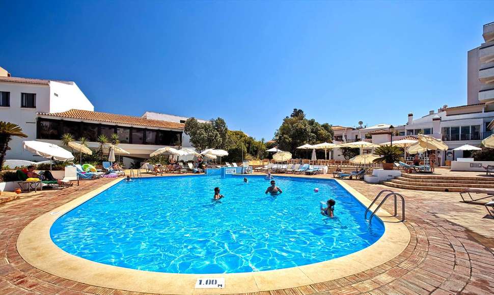 Een foto van het zwembad bij NH Lagos Algarve Resort