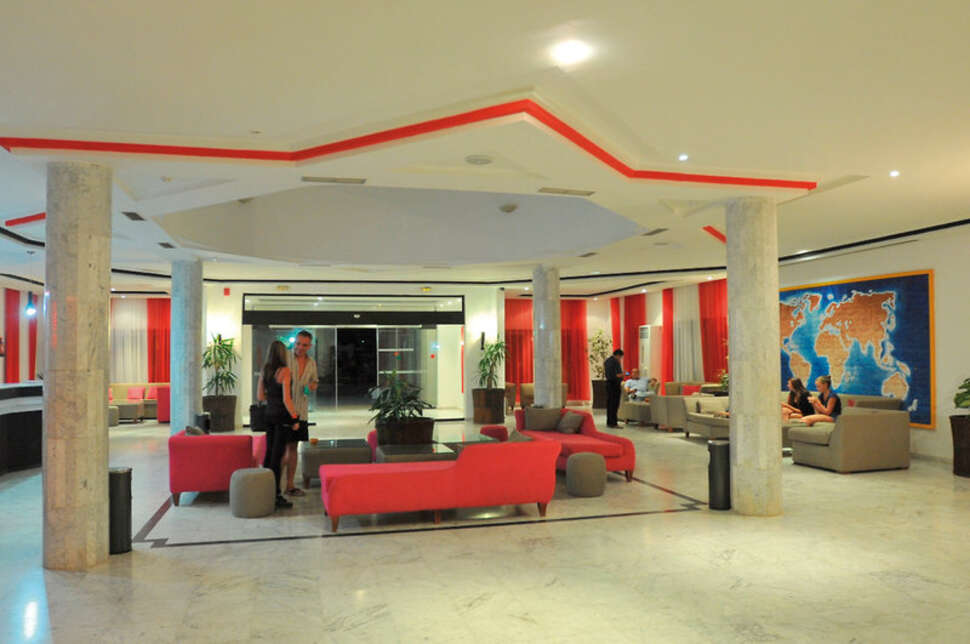 Een foto van het interieur van Cedriana Hotel