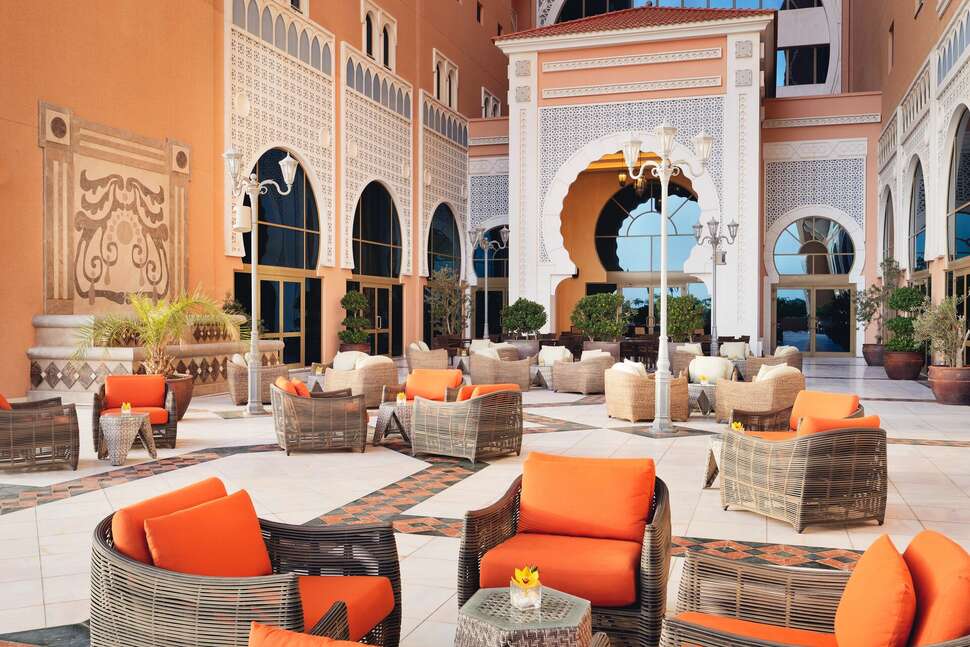 Een foto van het terras bij Oaks Ibn Battuta Gate Hotel Dubai