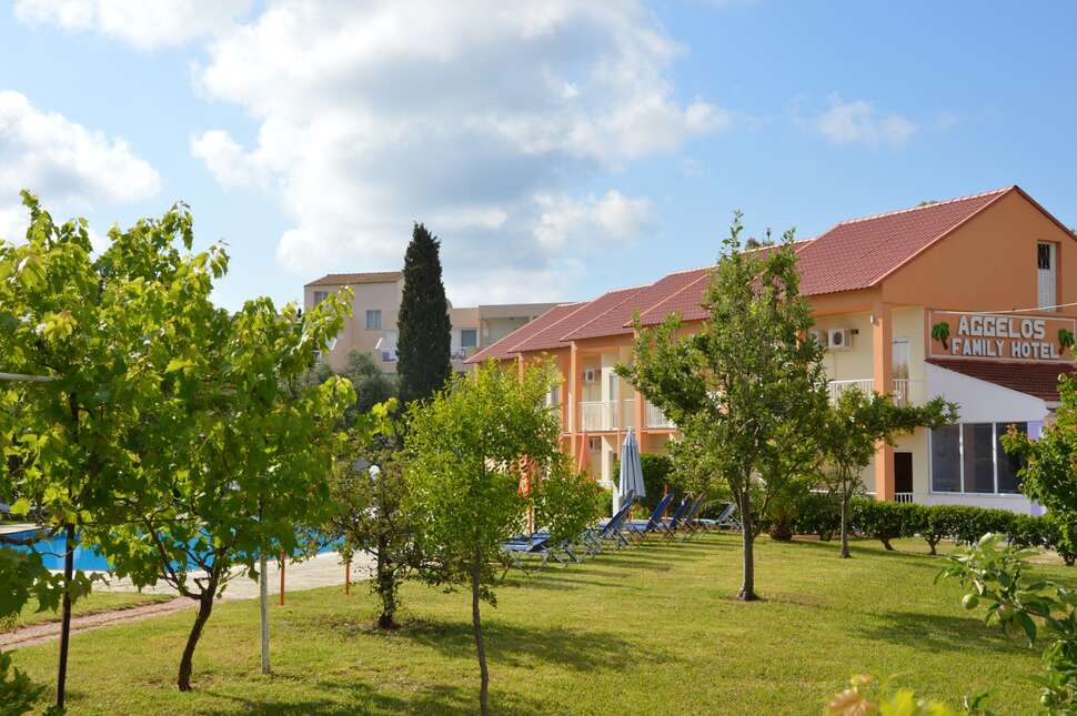 Een foto van de buitenkant van Aggelos Family Hotel