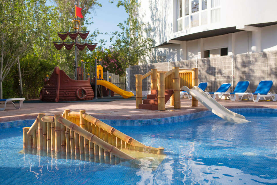 Een foto van het zwembad bij azuLine Hotel Bergantin