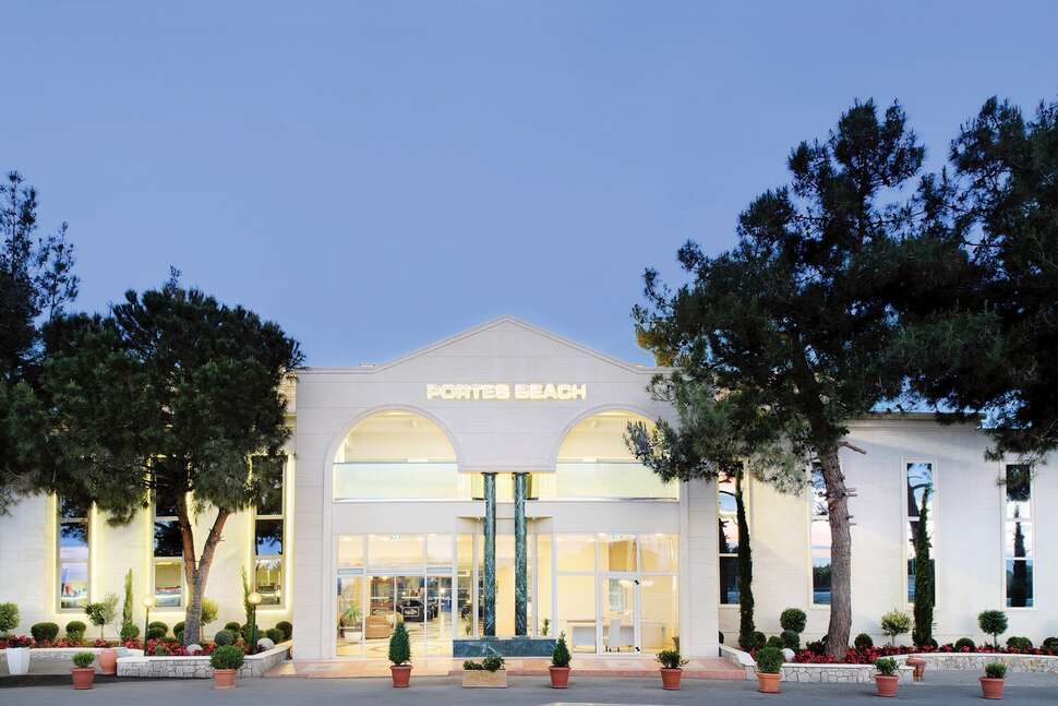 Een foto van de buitenkant van Portes Beach Hotel