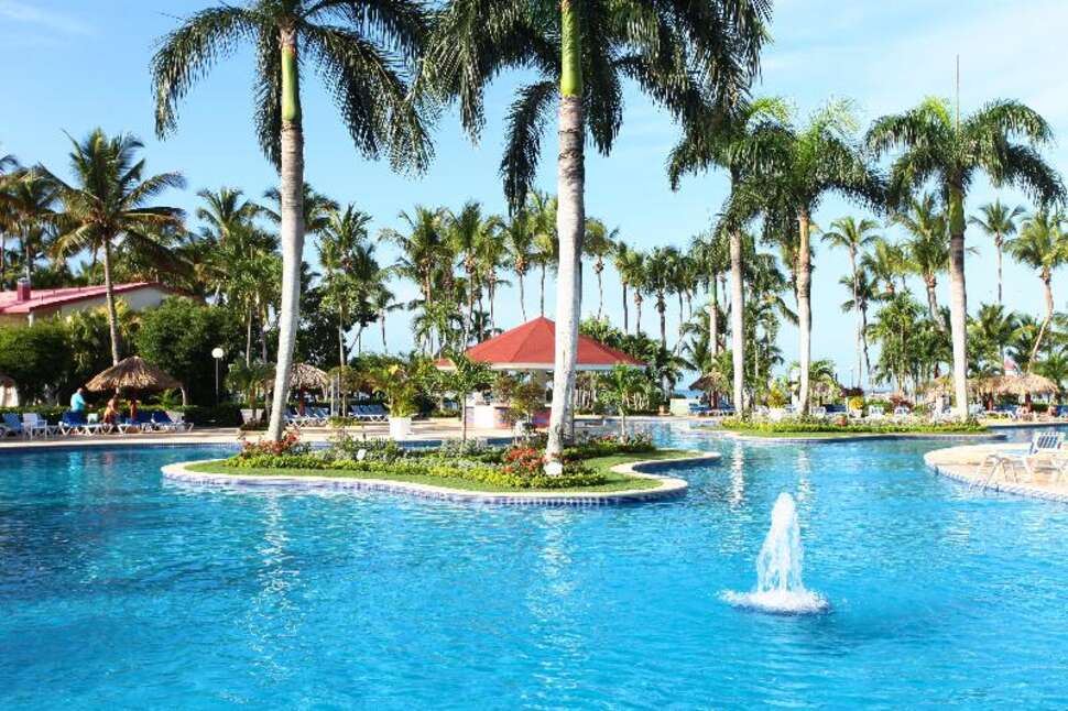 Een foto van het zwembad bij Luxury Bahia Principe Bouganville