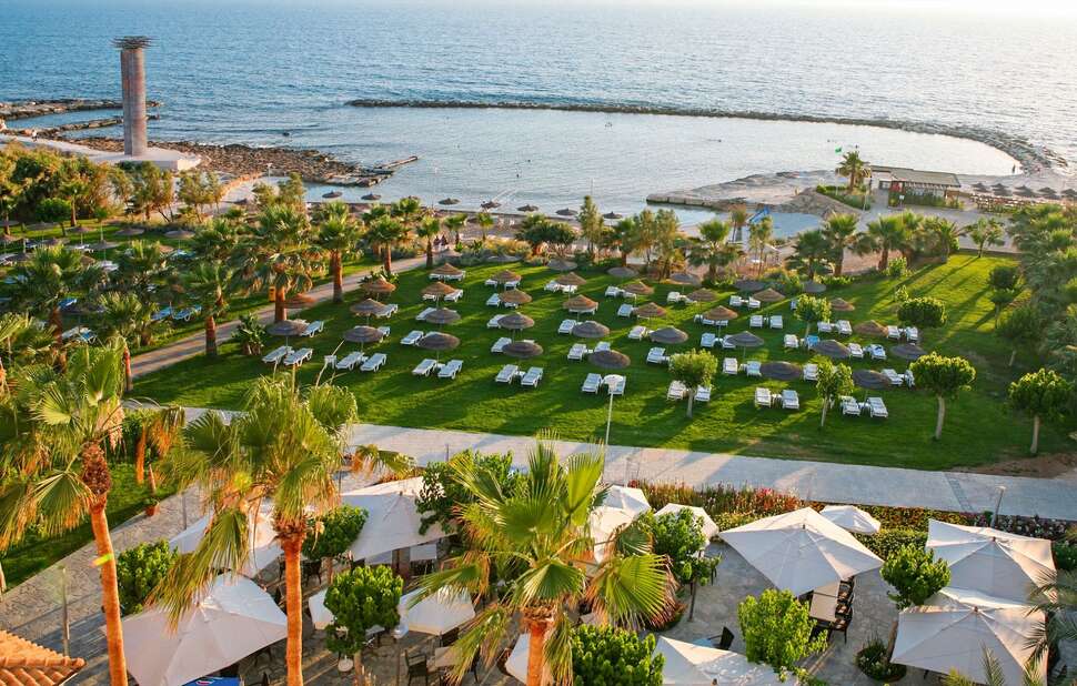 Een foto van het terras bij St. George Hotel Spa & Beach Resort