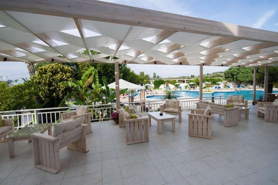 Een foto van het terras bij Happy Days Hotel Tholos