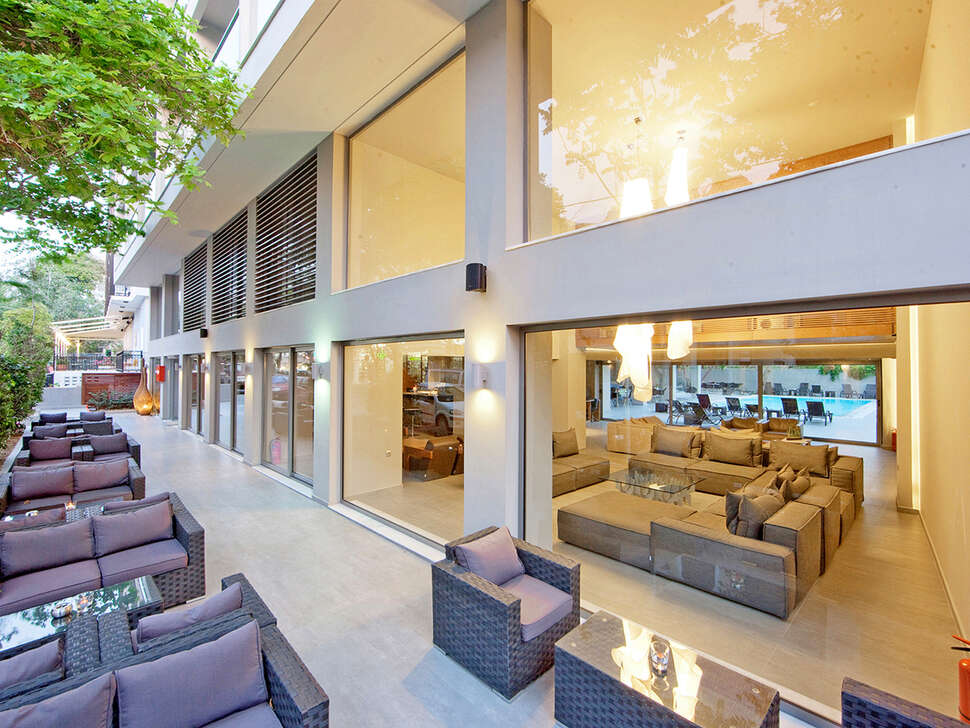 Een foto van het terras bij Oktober Downtown Boutique Hotel