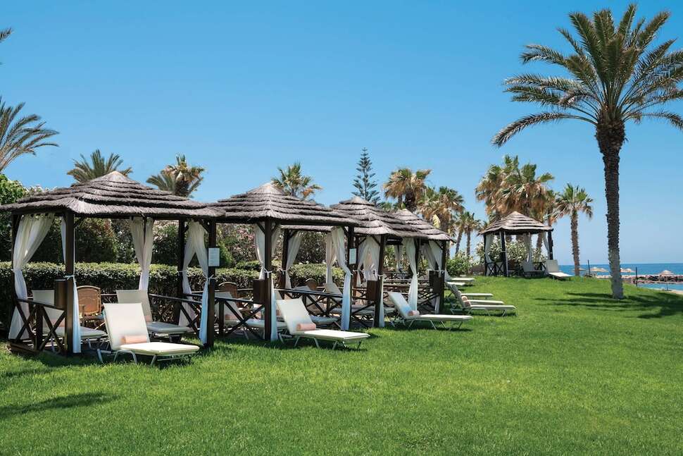Een foto van het terras bij Constantinou Bros Athena Beach Hotel