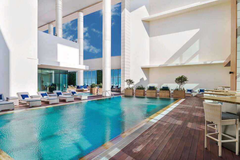 Ein Foto vom Pool im Marriott Downtown Abu Dhabi