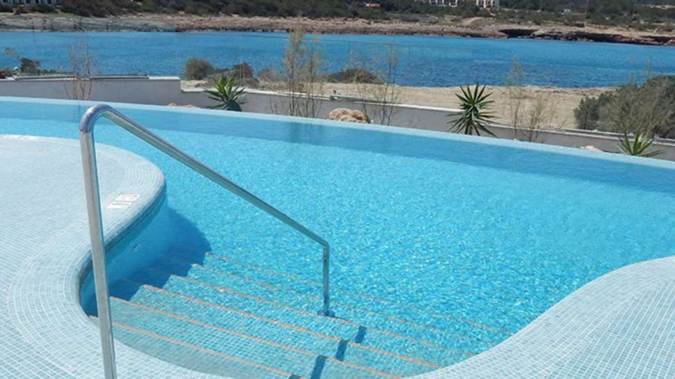 Een foto van het zwembad bij Sirenis Seaview Country Club