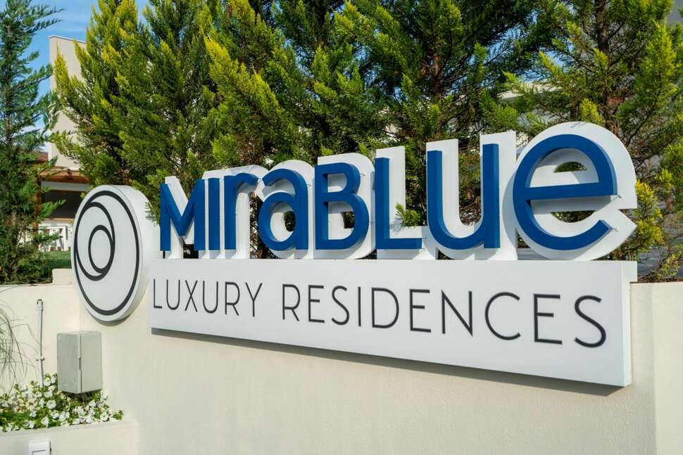 Een foto van de buitenkant van Mirablue Deluxe Residences