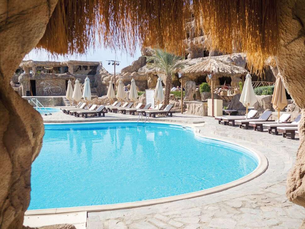 Een foto van het zwembad bij Caves Beach Resort