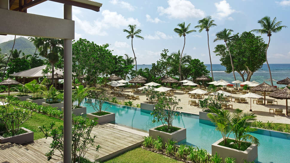 Een foto van het zwembad bij Kempinski Seychelles Resort