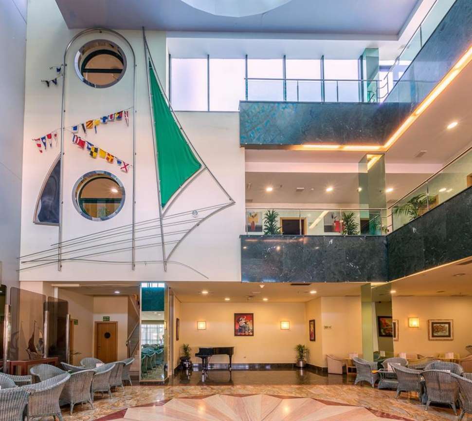 Een foto van het interieur van Leonardo Hotel Fuengirola