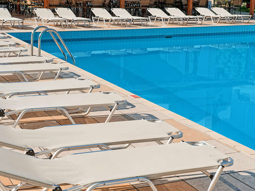 Een foto van het zwembad bij Heronissos Hotel