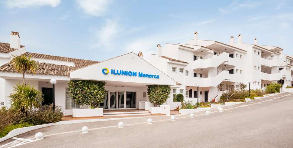 Een foto van de buitenkant van Hotel Ilunion Menorca