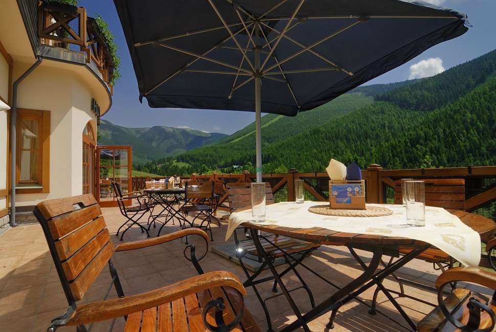 Een foto van het terras bij Hotel Zatisi