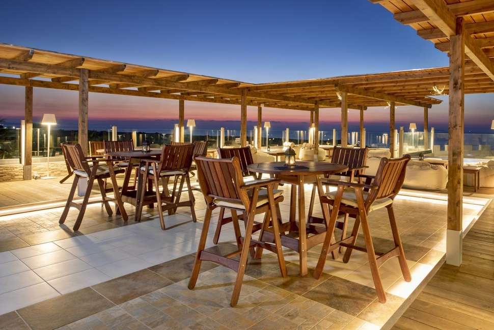 Een foto van het terras bij Kouros Palace