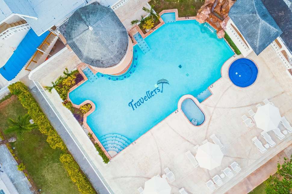 Een foto van het zwembad bij Travellers Beach Resort