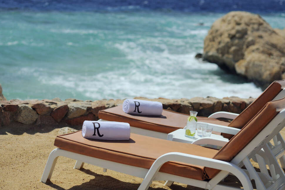 Een foto van het strand bij Renaissance Golden View Beach Resort