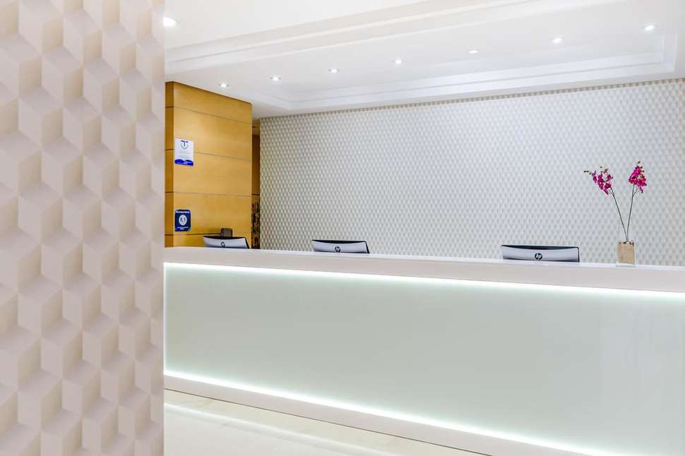 Een foto van het interieur van Sercotel Maya Alicante